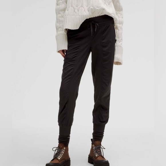 NWOT Lululemon Dance Studio Mid-Rise Jogger 7/8 Length